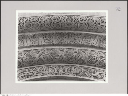 Vorderseite von Bibliotheca Hertziana [http://creativecommons.org/licenses/by-nc-sa/4.0/] HauptportalArchivolten und Türpfosten: Tiere, Hybride Lebewesen - Archivolten, Detail, bh585673_recto. Foto: Sigismondi, Roberto.