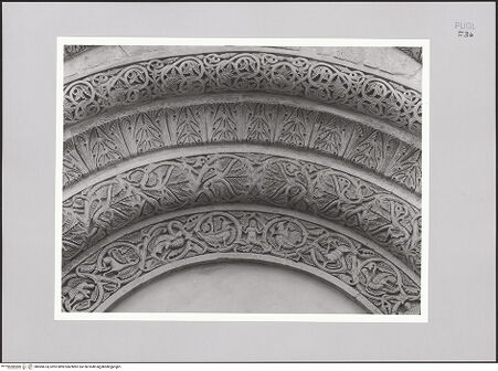 Vorderseite von Bibliotheca Hertziana [http://creativecommons.org/licenses/by-nc-sa/4.0/] HauptportalArchivolten und Türpfosten: Tiere, Hybride Lebewesen - Archivolten, Detail, bh585674_recto. Foto: Sigismondi, Roberto.