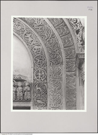 Vorderseite von Bibliotheca Hertziana [http://creativecommons.org/licenses/by-nc-sa/4.0/] HauptportalArchivolten und Türpfosten: Tiere, Hybride Lebewesen - Archivolten und Türpfosten, Detail, bh585675_recto. Foto: Sigismondi, Roberto.