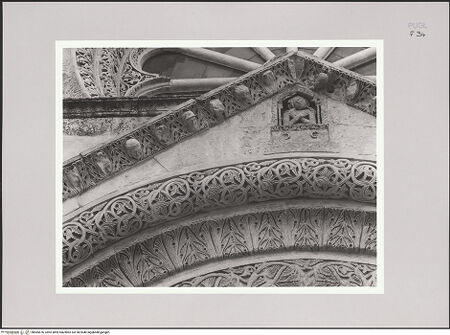 Vorderseite von Bibliotheca Hertziana [http://creativecommons.org/licenses/by-nc-sa/4.0/] HauptportalDer Schmerzensmann; Köpfe - Teilansicht des Giebels, bh585676_recto. Foto: Sigismondi, Roberto.