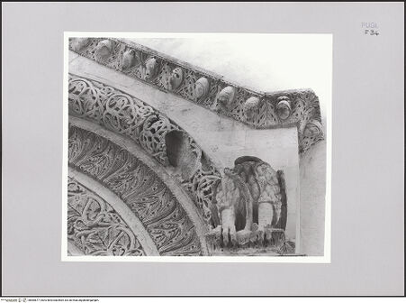 Vorderseite von Bibliotheca Hertziana [http://creativecommons.org/licenses/by-nc-sa/4.0/] HauptportalDer Schmerzensmann; Köpfe - Teilansicht des Giebels; Adler, bh585677_recto. Foto: Sigismondi, Roberto.