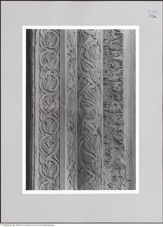 Vorderseite von Bibliotheca Hertziana [http://creativecommons.org/licenses/by-nc-sa/4.0/] HauptportalArchivolten und Türpfosten: Tiere, Hybride Lebewesen - Türpfosten, Detail rechts, bh585678_recto. Foto: Sigismondi, Roberto.