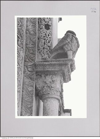 Vorderseite von Bibliotheca Hertziana [http://creativecommons.org/licenses/by-nc-sa/4.0/] HauptportalAdler, auf den Kapitellen sitzend - Rechter Adler von links, bh585682_recto. Foto: Sigismondi, Roberto.