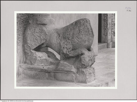 Vorderseite von Bibliotheca Hertziana [http://creativecommons.org/licenses/by-nc-sa/4.0/] HauptportalLöwen seitlich des Portals - Rechter Löwe von links, bh585683_recto. Foto: Sigismondi, Roberto.