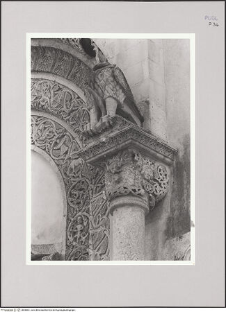 Vorderseite von Bibliotheca Hertziana [http://creativecommons.org/licenses/by-nc-sa/4.0/] HauptportalAdler, auf den Kapitellen sitzend - Rechter Adler von schräg rechts, bh585801_recto. Foto: Sigismondi, Roberto.