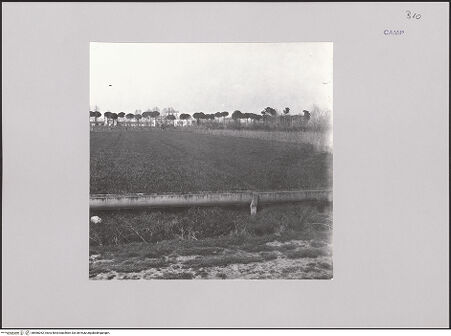 Vorderseite von Bibliotheca Hertziana [https://www.deutsche-digitale-bibliothek.de/content/lizenzen/rv-fz/] Tenuta di Carditello - Ansicht des Bauernhauses; Jagdschloss im Hintergrund, bh586262_recto. Foto: Lehmann-Brockhaus, Otto.