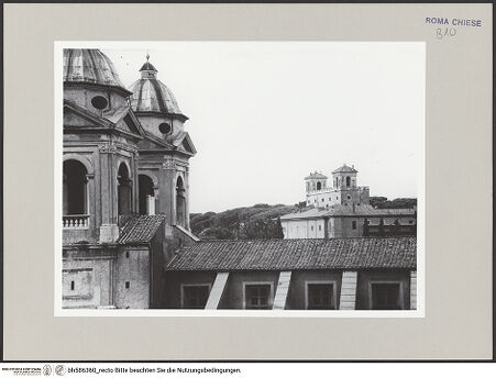 Vorderseite von Bibliotheca Hertziana (Archiv) [https://www.deutsche-digitale-bibliothek.de/content/lizenzen/rv-fz/] Santissima Trinità dei MontiRechte Seitenfront / Südfassade - Fassadentürme und Dach des Langhauses aus Osten (vom Dach des Hotel Hassler aus), bh586360_recto. Foto.