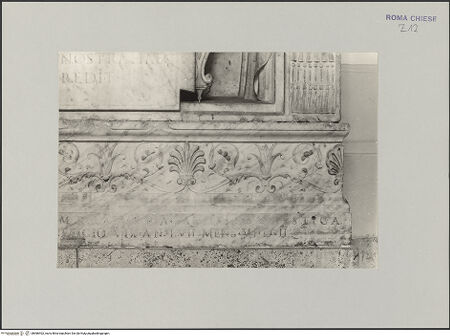 Vorderseite von unbekannt [https://www.deutsche-digitale-bibliothek.de/content/lizenzen/rv-fz/] Grabmal der Costanza Ammanati-Piccolomini (+1477)Prunkbett mit Inschrifttafel und Liegefigur - Detail: Fries unter dem Prunkbett und Teil der Inschrift, bh586402_recto. Foto.