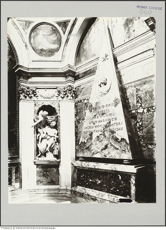 Vorderseite von Bibliotheca Hertziana [https://www.deutsche-digitale-bibliothek.de/content/lizenzen/rv-fz/] Santa Maria del PopoloCappella Chigi - Rechte Wand, Grabmal des Agostino Chigi und Figur des Habakuk, bh586438_recto. Foto.