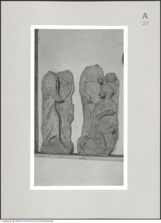Vorderseite von Bibliotheca Hertziana [https://www.deutsche-digitale-bibliothek.de/content/lizenzen/rv-fz/] Skulpturenfragmente der ehemaligen Ausstattung des Oratorio della Maestà delle Volte - Teilansicht der Gruppe (Inv.nrn. 882 und 883), bh586802_recto. Foto: Kruft, Hanno-Walter.