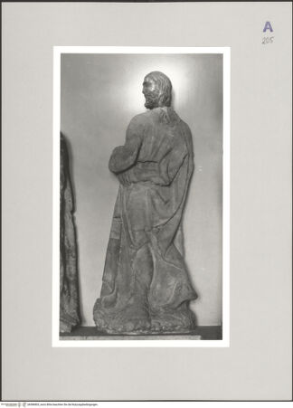Vorderseite von Bibliotheca Hertziana [https://www.deutsche-digitale-bibliothek.de/content/lizenzen/rv-fz/] Skulpturenfragmente der ehemaligen Ausstattung des Oratorio della Maestà delle Volte - Detail: Ein Apostel (Inv.nr. 886), bh586803_recto. Foto: Kruft, Hanno-Walter.