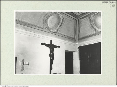 Vorderseite von Sopr. BAS ROMA [https://www.deutsche-digitale-bibliothek.de/content/lizenzen/rv-ez/] San Giuseppe dei Falegnami - Sakristei, Detail, mit Kruzifix, bh587256_recto. Foto.