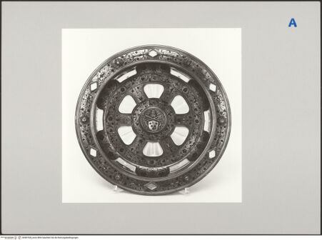 Vorderseite von Bayerische Verwaltung der staatlichen Schlösser, Gärten und Seen [https://www.deutsche-digitale-bibliothek.de/content/lizenzen/rv-ez/] Platte mit dem Wappen Leo X. - , bh587528_recto. Foto: Weiss, L..