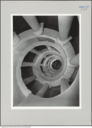 Vorderseite von Musei Vaticani [https://www.deutsche-digitale-bibliothek.de/content/lizenzen/rv-ez/] Belvedere - Durchblick von unten nach oben, bh587546_recto. Foto.