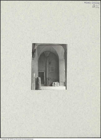 Vorderseite von unbekannt [https://www.deutsche-digitale-bibliothek.de/content/lizenzen/rv-fz/] Santi Quattro CoronatiÄußeresZweiter Hof - Vorhalle nach Norden, westliche Arkade, bh587946_recto. Foto.