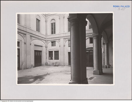 Vorderseite von Bibliotheca Hertziana [https://rightsstatements.org/page/CNE/1.0/] Palazzo Carpegna - Innenhof, bh588306_recto. Foto.