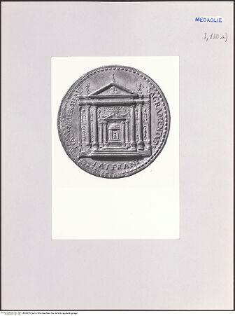 Vorderseite von Bibliothèque Nationale [https://rightsstatements.org/page/CNE/1.0/] Münze Clemens des VIII. mit dem Sakramentsaltar aus S. Giovanni in Laterano - , bh588518_recto. Foto.