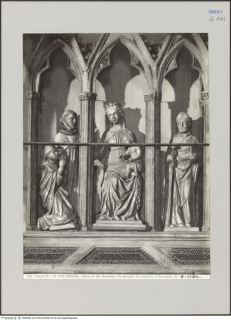 Vorderseite von Alinari [https://www.deutsche-digitale-bibliothek.de/content/lizenzen/rv-ez/] Grabmal des Papstes Benedikt XI. - Oberes Tabernakel: Madonna mit Kind zwischen den Heiligen Benedikt und  Dominikus, der Benedikt XI empfiehlt., bh589046_recto. Foto.