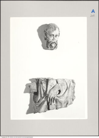 Vorderseite von Soprintendenza per i Beni Ambientali Architettonici Artistici e Storici Perugia [https://www.deutsche-digitale-bibliothek.de/content/lizenzen/rv-ez/] Ehemalige Ausstattung des Oratorio della Maestà delle Volte di PerugiaMännlicher Kopf und Hand mit Mantel (Fragment) - Kopf und Fragment mit Hand, bh589063_recto. Foto: Bellu, Sandro.