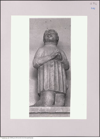 Vorderseite von Dinotola, Salvatore [https://www.deutsche-digitale-bibliothek.de/content/lizenzen/rv-ez/] Grabmal der Brüder Francesco und Nicola AnguillaraStatuen - Detail: kniende, betende Figur, rechts von der Madonna, bh589094_recto. Foto: Dinotola, Salvatore.