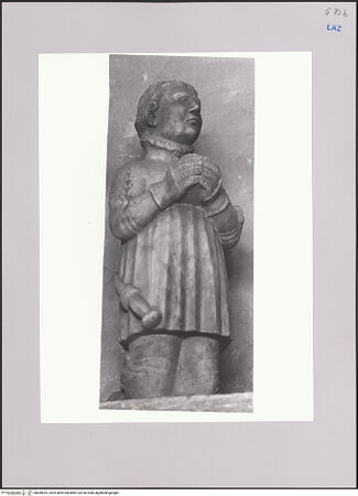 Vorderseite von Dinotola, Salvatore [https://www.deutsche-digitale-bibliothek.de/content/lizenzen/rv-ez/] Grabmal der Brüder Francesco und Nicola AnguillaraStatuen - Detail: kniende, betende Figur, links von der Madonna, bh589095_recto. Foto: Dinotola, Salvatore.