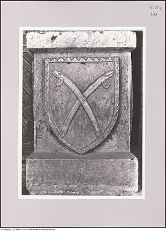 Vorderseite von Dinotola, Salvatore [https://www.deutsche-digitale-bibliothek.de/content/lizenzen/rv-ez/] Grabmal der Brüder Francesco und Nicola AnguillaraSäulen - Detail: Wappen der Familie Anguillara, linke Säulenbasis, bh589101_recto. Foto: Dinotola, Salvatore.