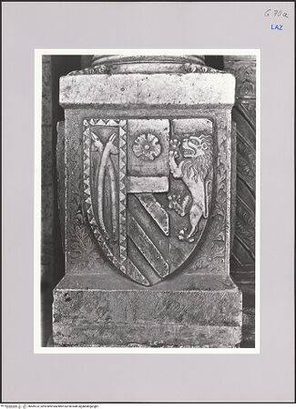 Vorderseite von Dinotola, Salvatore [https://www.deutsche-digitale-bibliothek.de/content/lizenzen/rv-ez/] Grabmal der Brüder Francesco und Nicola AnguillaraSäulen - Detail: Wappen mit der Familie Anguillar und Orsini, Base der rechten Säule, bh589102_recto. Foto: Dinotola, Salvatore.