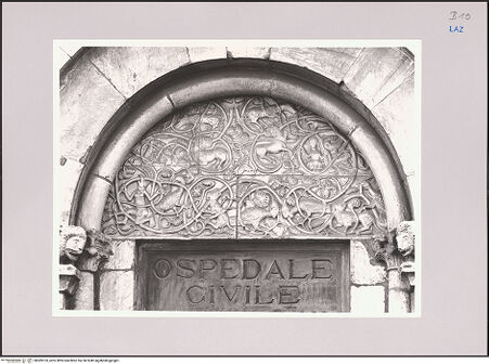 Vorderseite von unbekannt [https://www.deutsche-digitale-bibliothek.de/content/lizenzen/rv-fz/] Portal - Detail: Lünette, bh589103_recto. Foto.