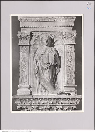 Vorderseite von unbekannt [https://www.deutsche-digitale-bibliothek.de/content/lizenzen/rv-fz/] Taufbecken - Detail: Heiliger Johannes der Evangelist, bh589108_recto. Foto.