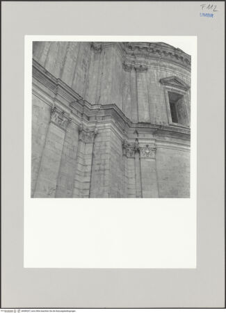 Vorderseite von Bibliotheca Hertziana [https://www.deutsche-digitale-bibliothek.de/content/lizenzen/rv-fz/] Santa Maria della Consolazione - Nordostecke, Detail: Pilaster und Gebälk, bh589207_recto. Foto.