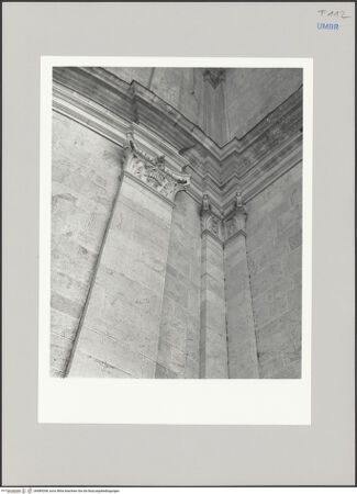 Vorderseite von Bibliotheca Hertziana [https://www.deutsche-digitale-bibliothek.de/content/lizenzen/rv-fz/] Santa Maria della ConsolazioneNordapsis - Unteres Geschoss, Pilaster und geknickter Pilaster in der Nordwestecke, Detail: Kapitelle und verkröpftes Gebälk, bh589208_recto. Foto.