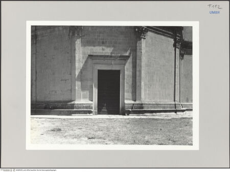 Vorderseite von Bibliotheca Hertziana [https://www.deutsche-digitale-bibliothek.de/content/lizenzen/rv-fz/] Santa Maria della ConsolazioneWestapsis - Unteres Geschoss mit Westportal, von Westen, bh589209_recto. Foto.