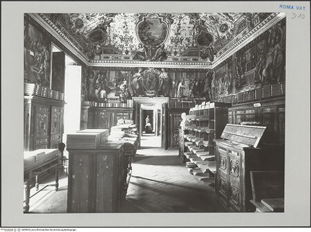 Vorderseite von Musei Vaticani [https://www.deutsche-digitale-bibliothek.de/content/lizenzen/rv-ez/] Palazzi VaticaniArchivio Segreto Vaticano: Sala X - gesamt, bh589242_recto. Foto.
