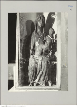 Vorderseite von Curia Vescovile Norcera e Gualdo [https://www.deutsche-digitale-bibliothek.de/content/lizenzen/rv-ez/] Madonna nera - Gesamtansicht, bh589267_recto. Foto.