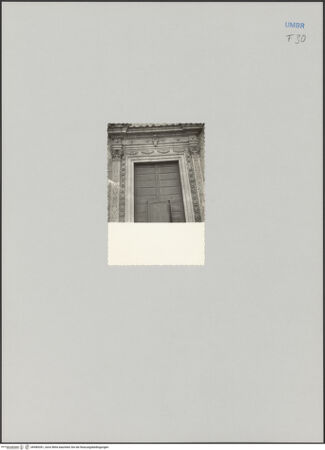 Vorderseite von Bibliotheca Hertziana [https://www.deutsche-digitale-bibliothek.de/content/lizenzen/rv-fz/] Hauptportal - Detail: Portalrahmung, obere Hälfte, bh589281_recto. Foto: Negri Arnoldi, Francesco.