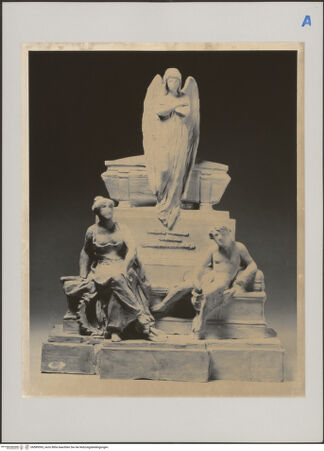 Vorderseite von New York, Arthur M. Sackler Foundation [https://rightsstatements.org/page/CNE/1.0/] Monument mit einem Engel und zwei Trauernden - , bh589593_recto. Foto.