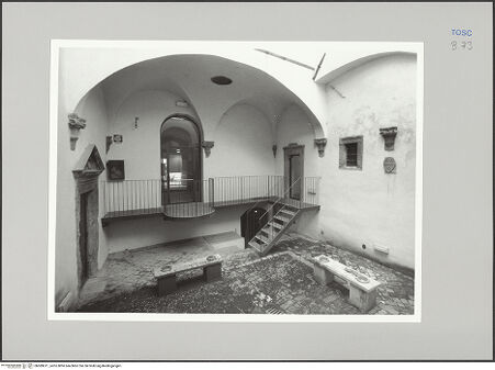 Vorderseite von Sigismondi, Roberto [https://rightsstatements.org/page/CNE/1.0/] Palazzo Neri-OrselliInnenhof - Blick in den Innenhof, bh589611_recto. Foto: Sigismondi, Roberto.