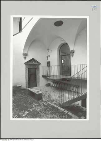 Vorderseite von Sigismondi, Roberto [https://rightsstatements.org/page/CNE/1.0/] Palazzo Neri-OrselliInnenhof - Blick in den Innenhof, bh589612_recto. Foto: Sigismondi, Roberto.