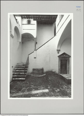 Vorderseite von Sigismondi, Roberto [https://rightsstatements.org/page/CNE/1.0/] Palazzo Neri-OrselliInnenhof - Innenhof: Treppen zum ersten Stock, bh589613_recto. Foto: Sigismondi, Roberto.