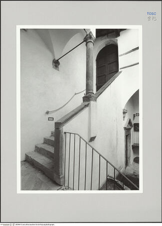Vorderseite von Sigismondi, Roberto [https://rightsstatements.org/page/CNE/1.0/] Palazzo Neri-OrselliInnenhof - Innenhof: Treppen zum ersten Stock, bh589614_recto. Foto: Sigismondi, Roberto.