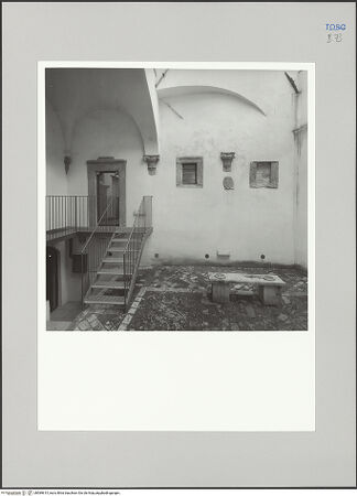 Vorderseite von Sigismondi, Roberto [https://rightsstatements.org/page/CNE/1.0/] Palazzo Neri-OrselliInnenhof - Blick in den Innenhof, bh589615_recto. Foto: Sigismondi, Roberto.