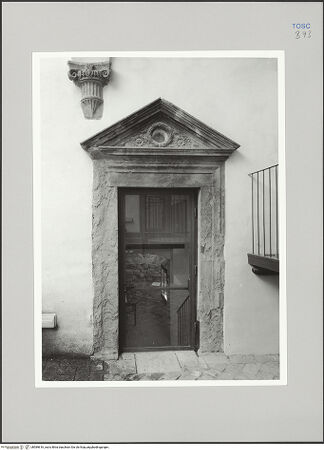 Vorderseite von Sigismondi, Roberto [https://rightsstatements.org/page/CNE/1.0/] Palazzo Neri-OrselliInnenhof - Innenhof: Portal, bh589616_recto. Foto: Sigismondi, Roberto.