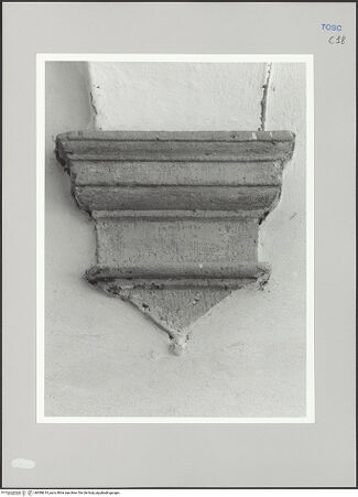 Vorderseite von Sigismondi, Roberto [https://rightsstatements.org/page/CNE/1.0/] Palazzo Neri-OrselliInnenhof - Innenhof: Kapitell, bh589619_recto. Foto: Sigismondi, Roberto.