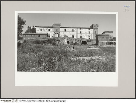 Vorderseite von Sigismondi, Roberto [https://rightsstatements.org/page/CNE/1.0/] Castelletto del Poggiolo - Außenansicht des Komplexes, bh589655_recto. Foto: Sigismondi, Roberto.