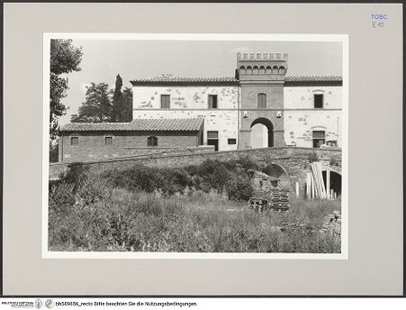 Vorderseite von Sigismondi, Roberto [https://rightsstatements.org/page/CNE/1.0/] Castelletto del Poggiolo - Vorderseite des Hauptgebäudes mit Zufahrtstor, Detail, bh589656_recto. Foto: Sigismondi, Roberto.