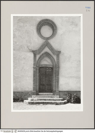 Vorderseite von Sigismondi, Roberto [https://rightsstatements.org/page/CNE/1.0/] Castelletto del Poggiolo - Kapelle, Detail: Portal, bh589659_recto. Foto: Sigismondi, Roberto.