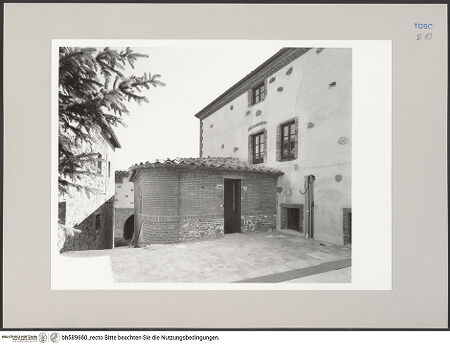Vorderseite von Sigismondi, Roberto [https://rightsstatements.org/page/CNE/1.0/] Castelletto del Poggiolo - Eines der Gebäude auf der Piazza, bh589660_recto. Foto: Sigismondi, Roberto.