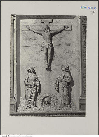 Vorderseite von unbekannt [https://www.deutsche-digitale-bibliothek.de/content/lizenzen/rv-fz/] Altar mit Relief Christi am Kreuz mit Maria und dem heiligen Johannes - Detail: Kreuzigungsrelief, bh590114_recto. Foto.