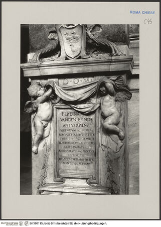 Vorderseite von ICCD [https://www.deutsche-digitale-bibliothek.de/content/lizenzen/rv-ez/] Grabmal für Ferdinand van den Eynde - Detail: Schrifttafel, Engel, Wappen, bh590115_recto. Foto.