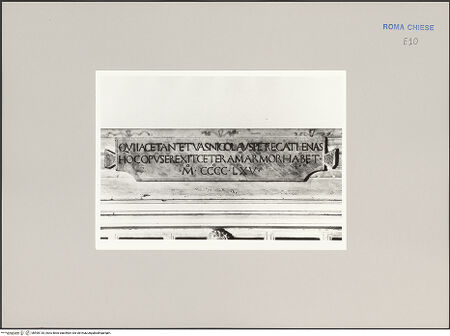 Vorderseite von Bibliotheca Hertziana [https://www.deutsche-digitale-bibliothek.de/content/lizenzen/rv-fz/] Grabmal des Nikolaus von Kues: Heiliger Petrus mit Nikolaus von Kues (Cusanus) und Engel - Detail: Inschrift, bh590135_recto. Foto: Röll, Johannes.